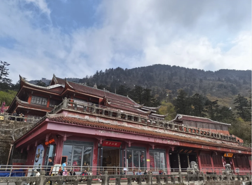 Mount Emei hiking routes