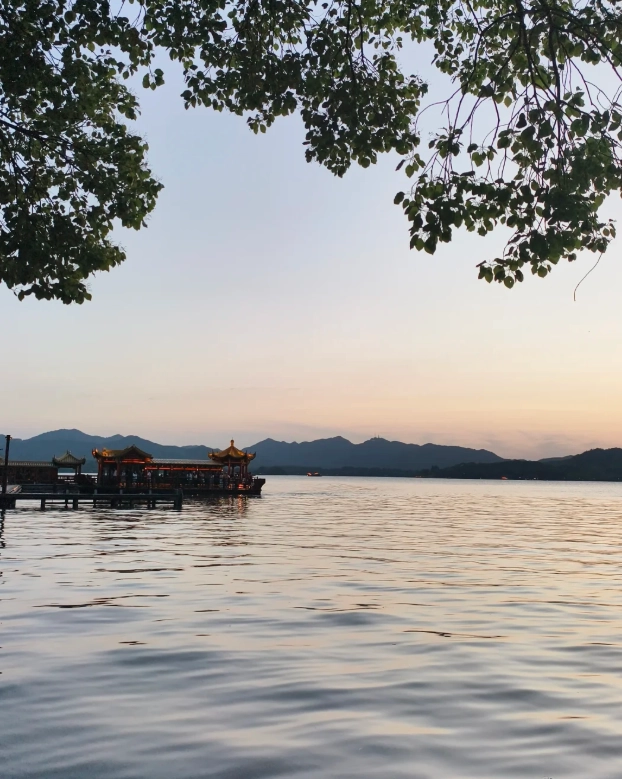 West Lake tips foreign tourists West Lake tips foreign tourists
