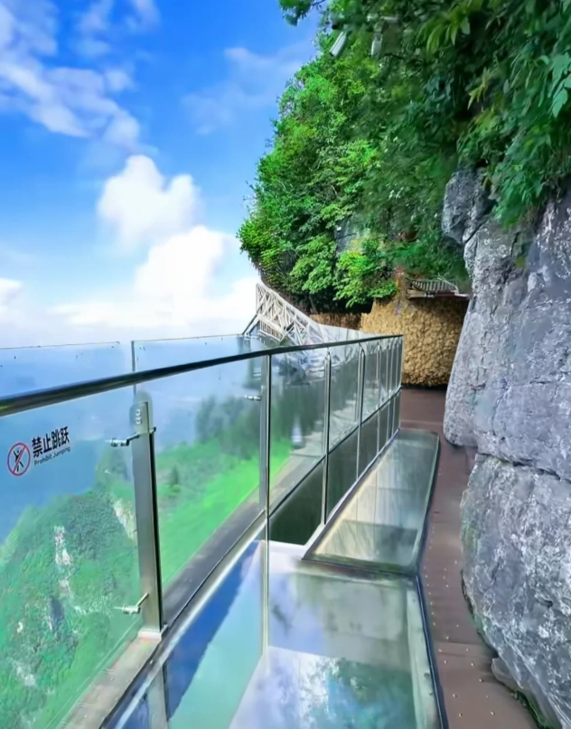 Zhangjiajie glass skywalk Zhangjiajie glass skywalk