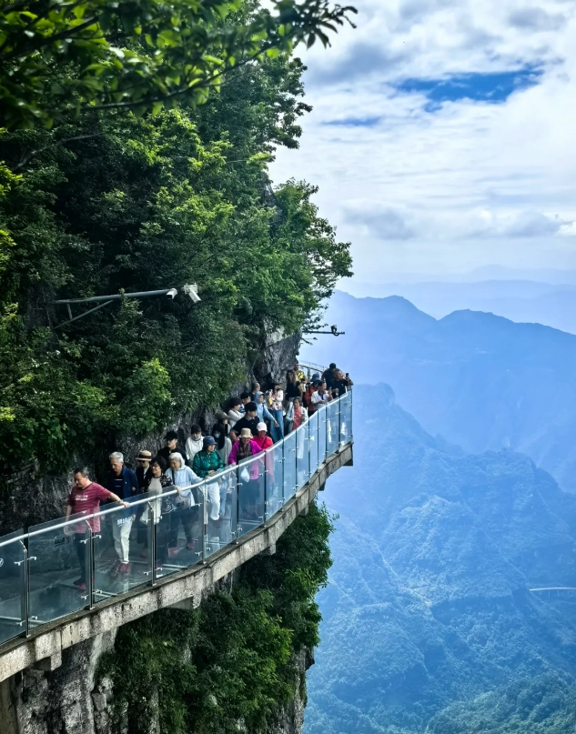 Tianmen Mountain glass walkway Tianmen Mountain glass walkway