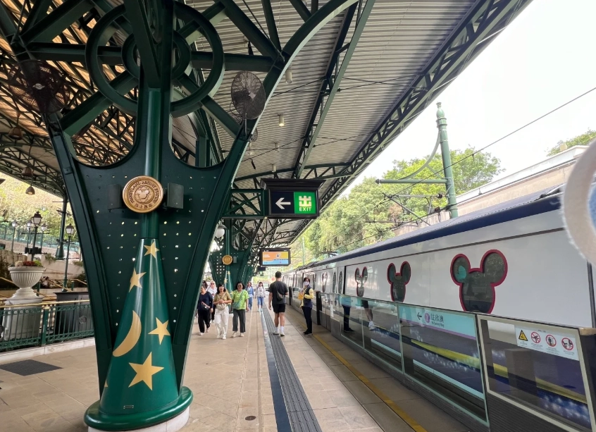 avoid crowds Hong Kong Disneyland avoid crowds Hong Kong Disneyland