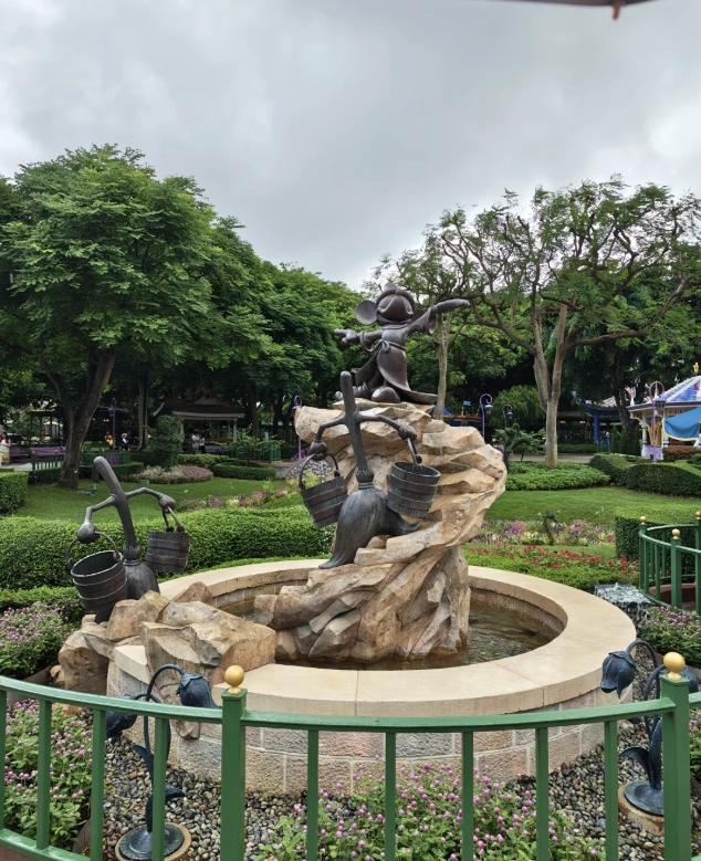 Hong Kong Disneyland visitor guide Hong Kong Disneyland visitor guide