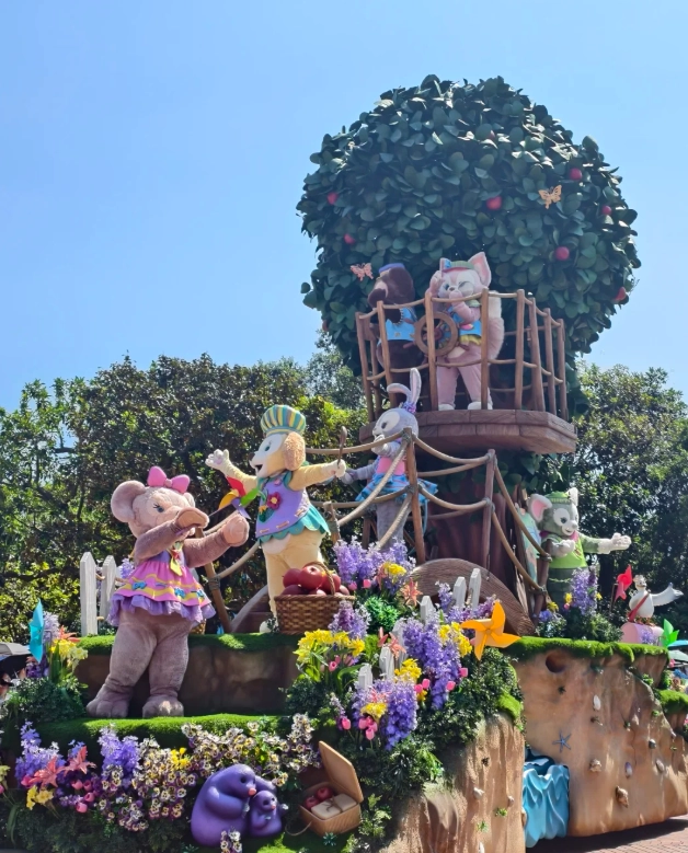 Hong Kong Disneyland crowd