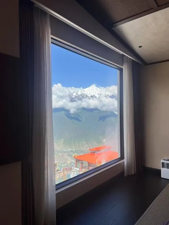 places to stay in Deqin
