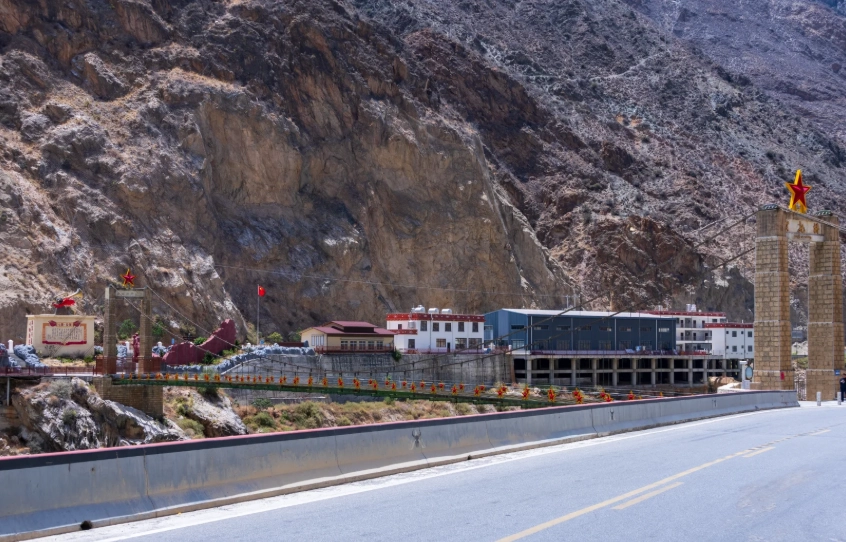 Meili Snow Mountain from Shangri-La distance
