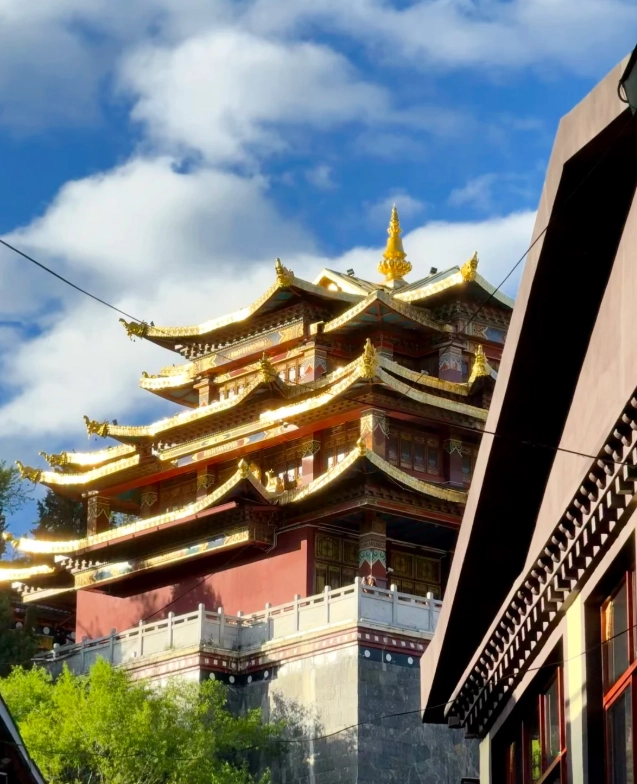 Dukezong Ancient Town crowds