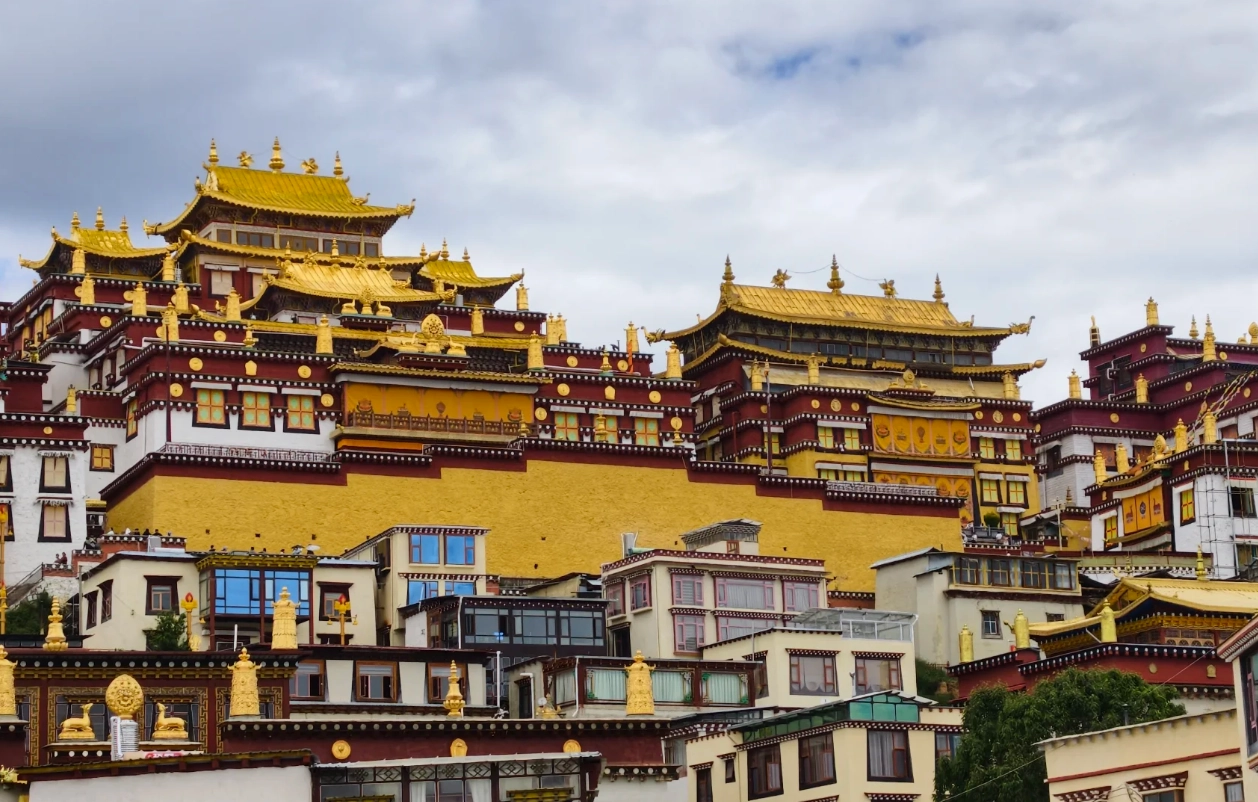Photo of Ganden Sumtseling Monastery: Ganden Sumtseling Monastery from Shangri-La