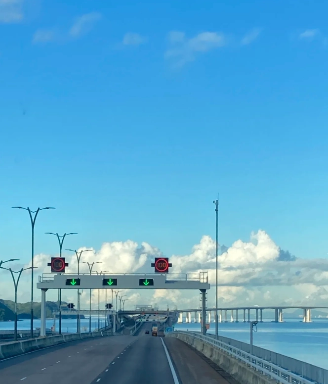 Hong Kong-Zhuhai-Macao Bridge crowd avoidance