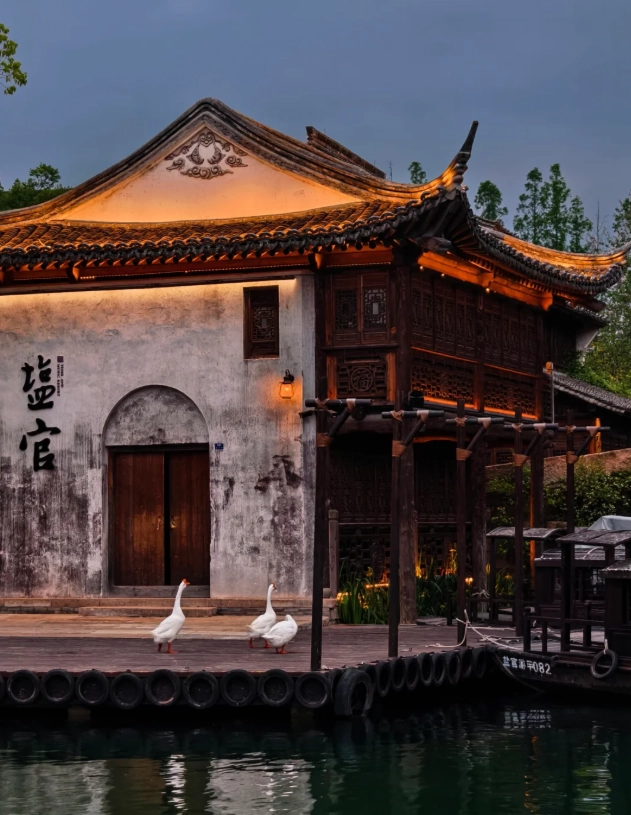 How to Visit Yanguan Ancient Town: Beat the Crowds & Catch the Tidal Bore