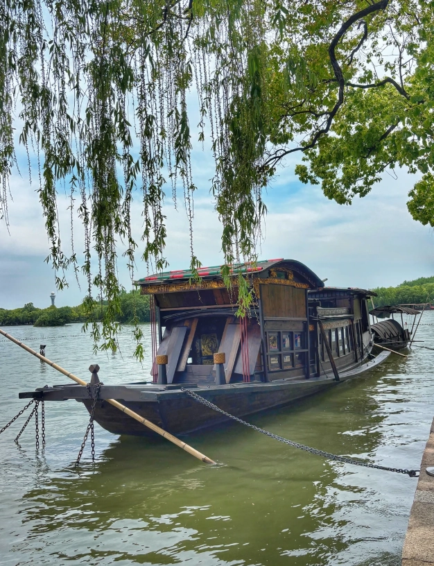 South Lake Red Boat Tour: Insider Tips for Foreign Travelers