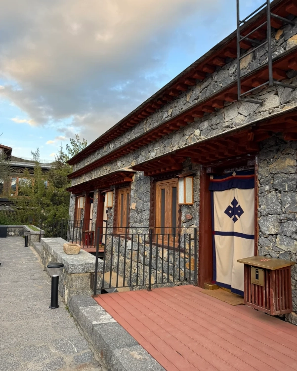 where to stay near Ganden Sumtseling