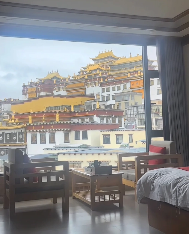accommodation near Ganden Sumtseling Monastery