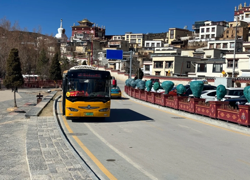 Shangri-La bus to monastery Shangri-La bus to monastery