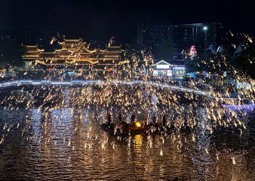 detian waterfall night show