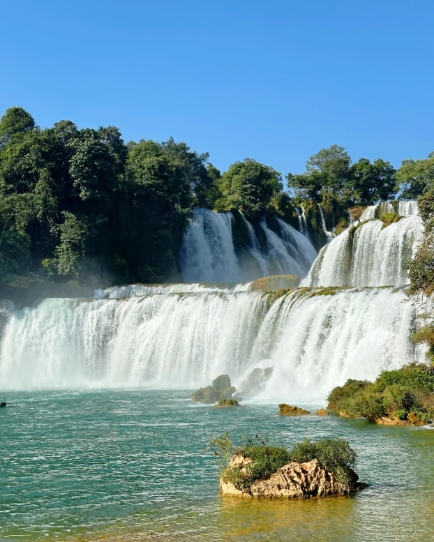 visiting border waterfall China Vietnam visiting border waterfall China Vietnam