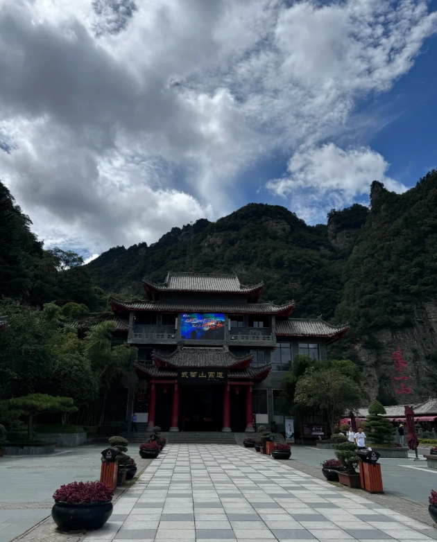 how to get to wudang mountains from wuhan