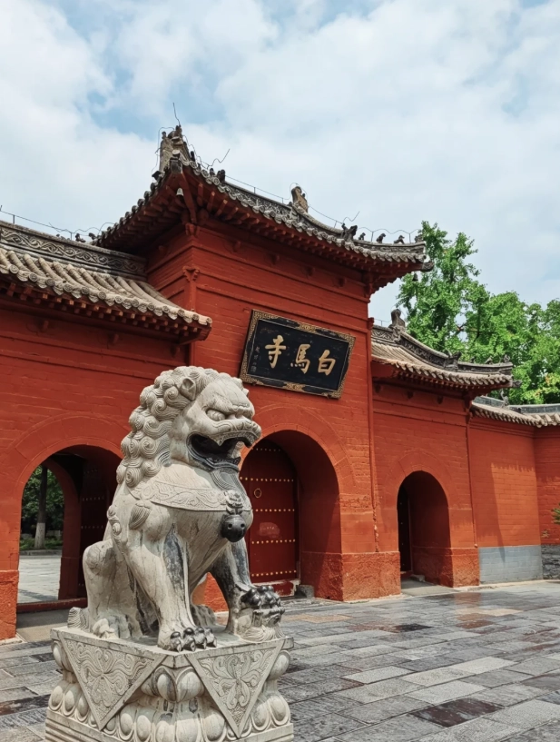 where to stay in luoyang