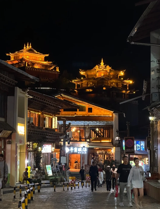 Dukezong Ancient City night Dukezong Ancient City night