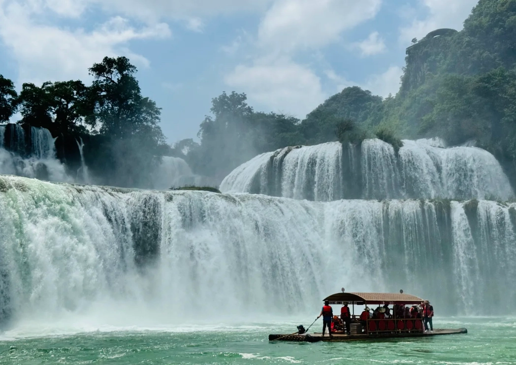 Ban Gioc waterfall from Nanning Ban Gioc waterfall from Nanning