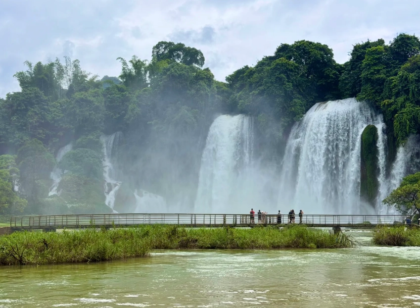 Vietnam China waterfall crossing Vietnam China waterfall crossing