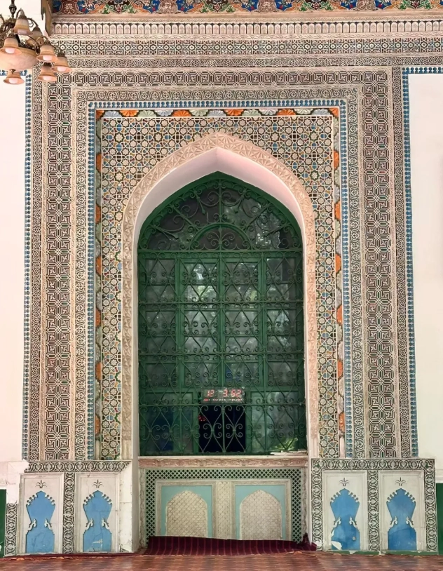 How to Get to Id Kah Mosque: Tips from a Local Guide